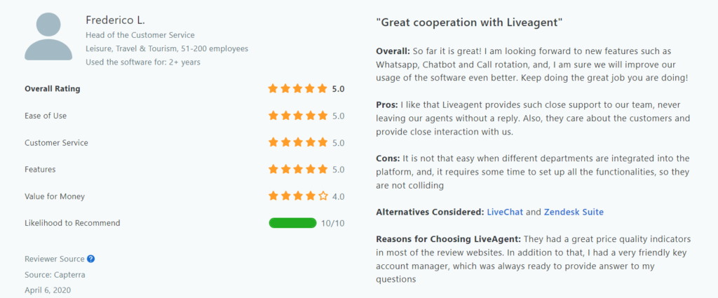 Reseña del servicio al cliente que destaca su satisfacción con el servicio al cliente proporcionado por LiveAgent