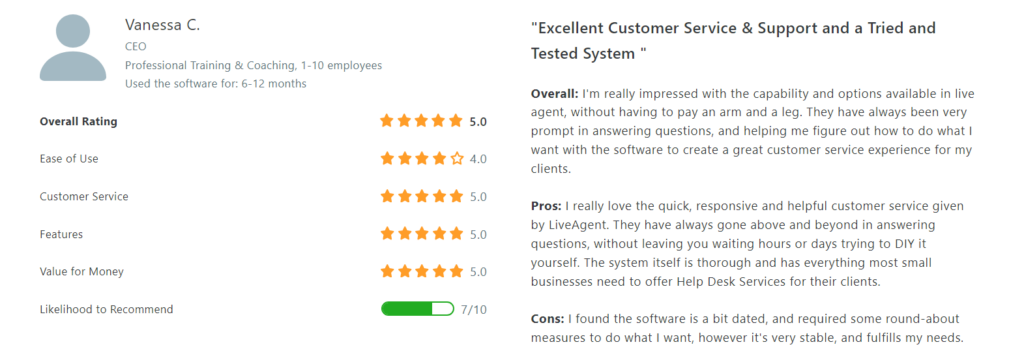 La reseña del cliente muestra su satisfacción con el nivel de soporte al cliente recibido de LiveAgent.